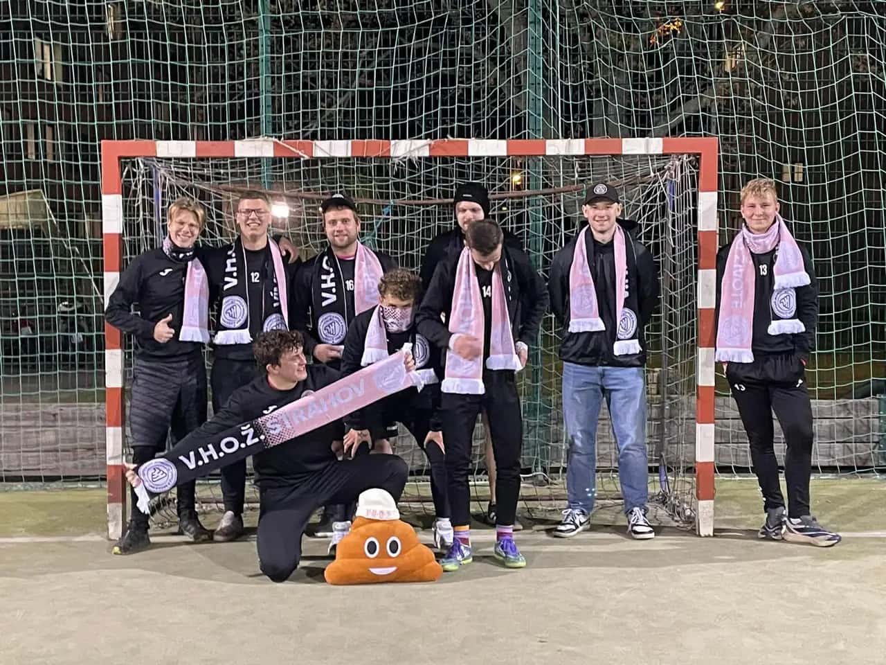 Hráči týmu V.H.O.Ž. během zápasu Strahovské ligy